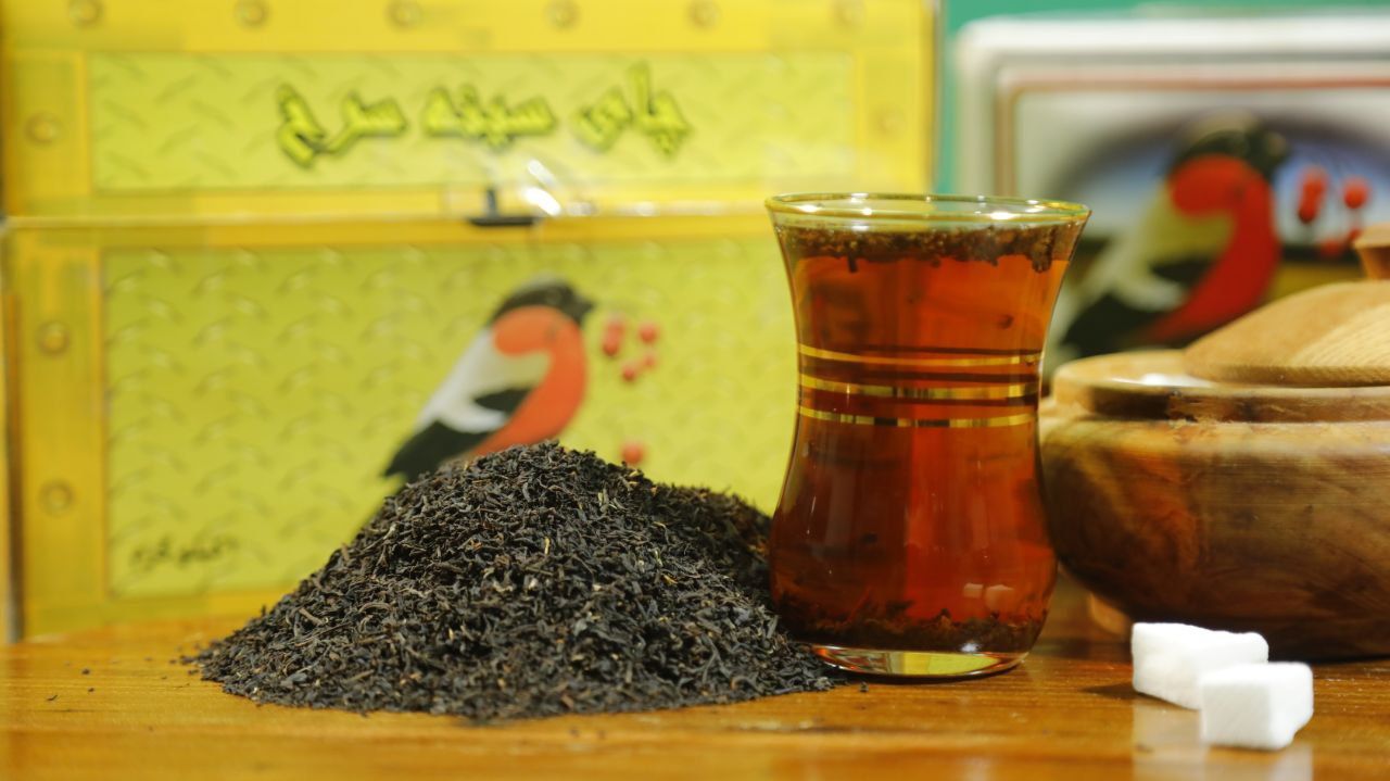 چای خشک و استکان چای سینهسرخ