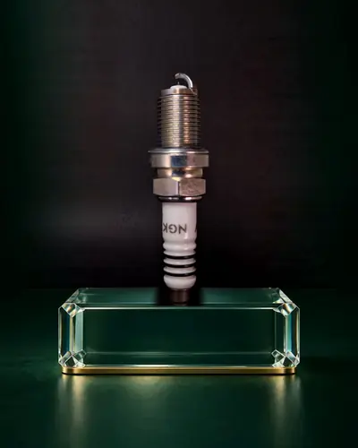 نمای شمع NGK BKR6EIX روی پایهٔ زمرد